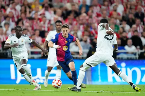 التشكيل المتوقع للكلاسيكو.. عودة أراوخو لدفاع برشلونة.. وثنائي هجومي لريال مدريد